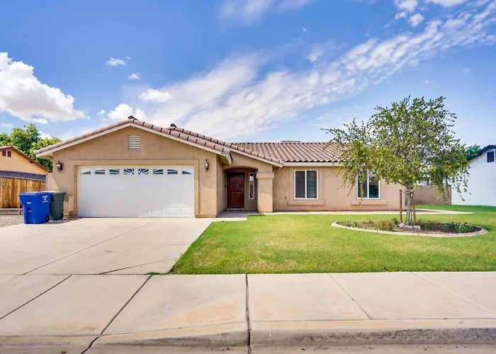 Yuma Family Home W/ Covered Patio + Grill!